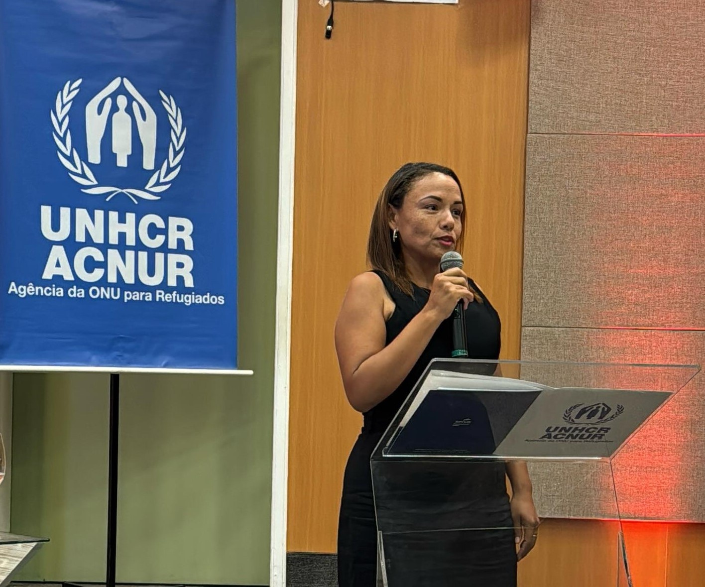 Adriana discursa na formatura do programa Empoderando Refugiadas