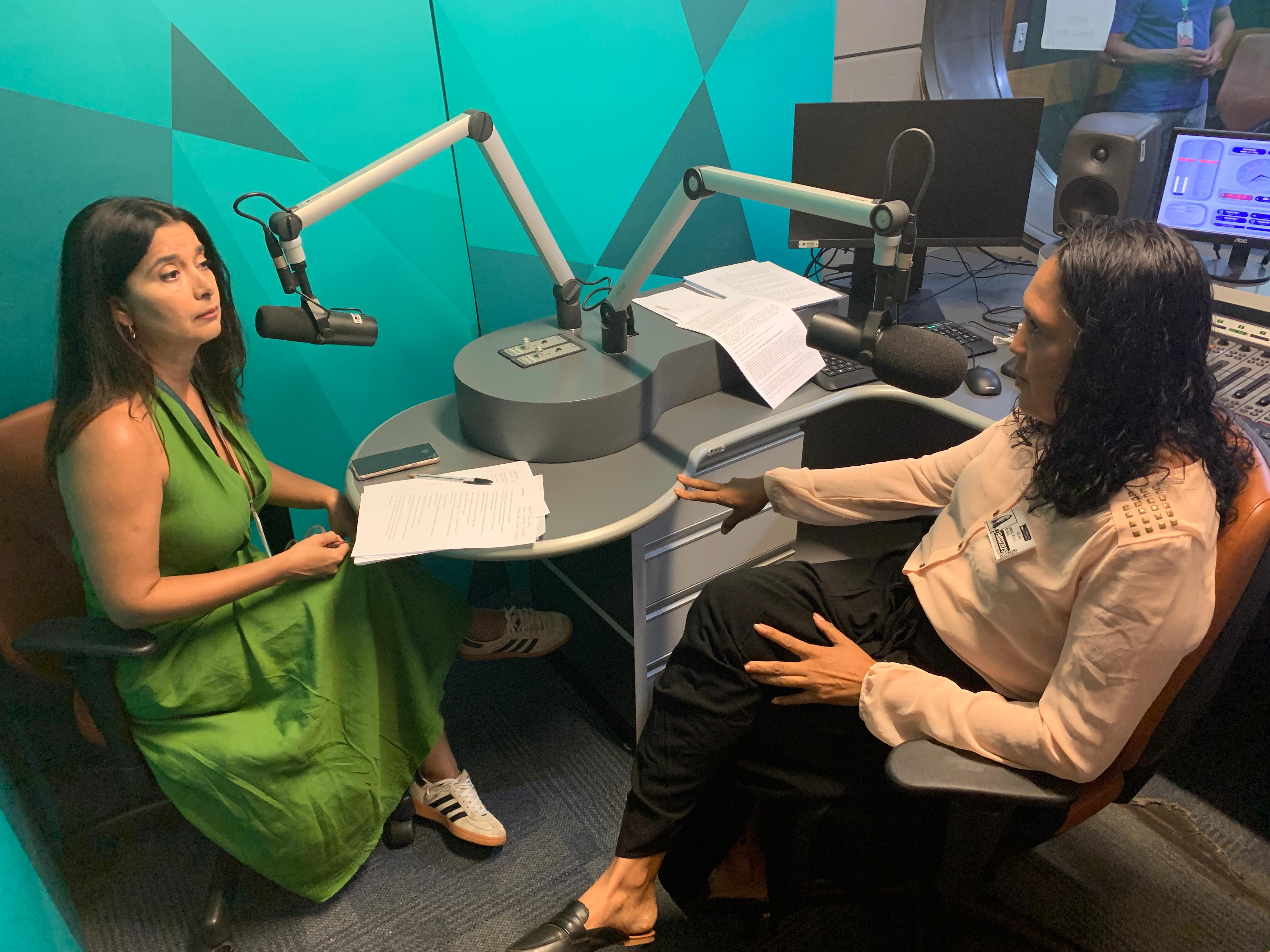 Jornalista Vera Morgado entrevista Ambar na R&aacute;dio Camara