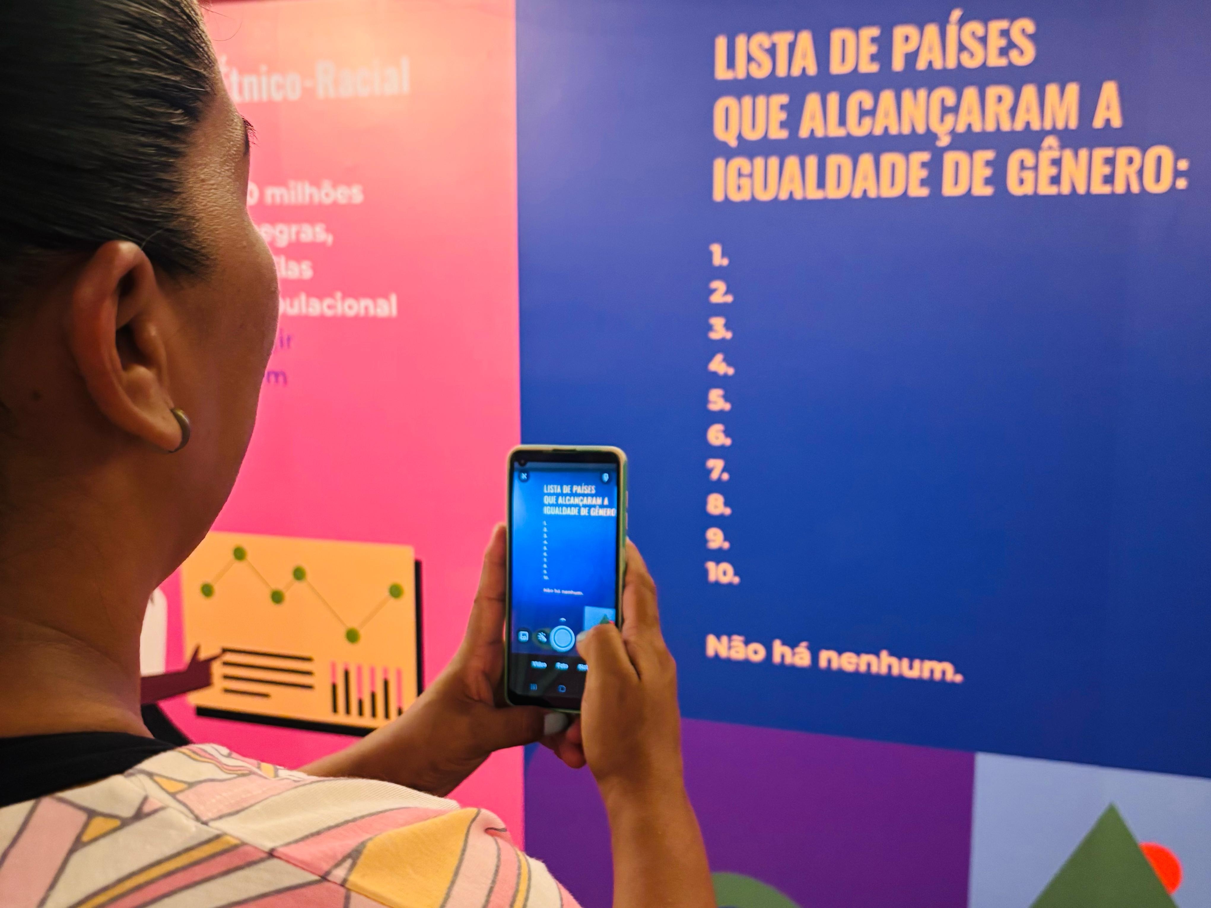 Refugiada tira foto da exposi&ccedil;&atilde;o Pequim 30 na C&acirc;mara dos Deputados