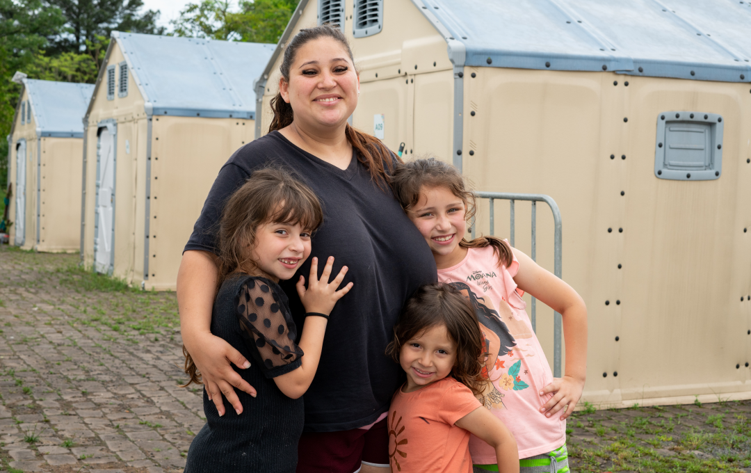 A brasileira Danubia Maiara Nunes do Amaralas filhas Aurora, Sofia e Bella moraram no abrigo Recome&ccedil;o a partir de julho de 2024, ap&oacute;s perderem sua casa devido &agrave;s enchentes