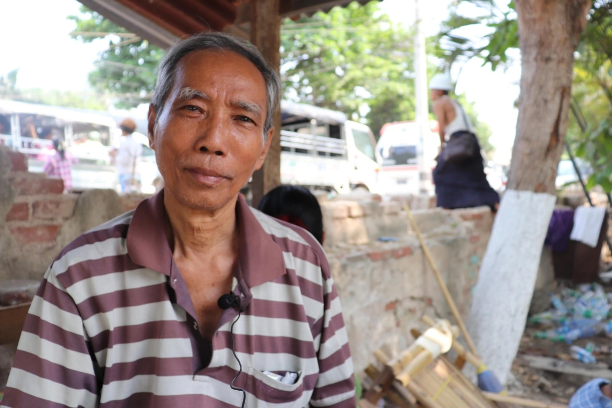 U Than Win, de 68 anos, senta-se &agrave; sombra do p&aacute;tio da escola onde ele e sua fam&iacute;lia encontraram abrigo ap&oacute;s o terremoto.