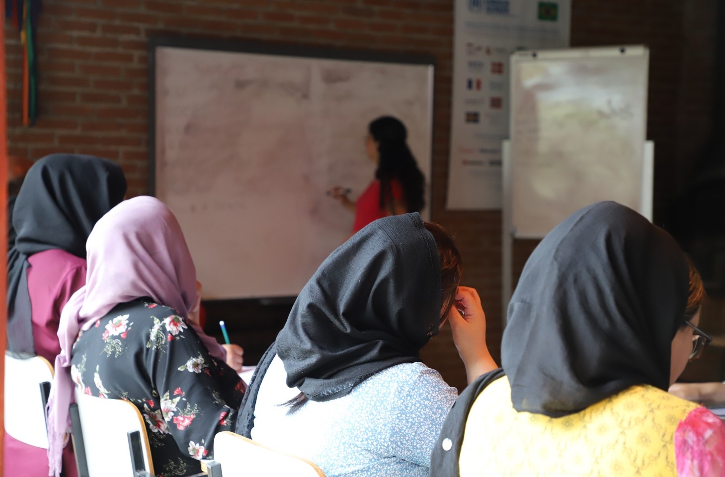 Mulheres refugiadas do Afeganistão recebem aulas gratuitas de português como forma de facilitar o processo de integração sociocultural e sua autossuficiência financeira