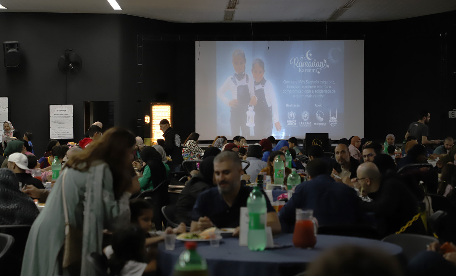 Iftar Solidário, iniciativa do ACNUR em parceria com a FAMBRAS, reuniu cerca de 350 pessoas na Mesquita Misericórdia, em São Paulo