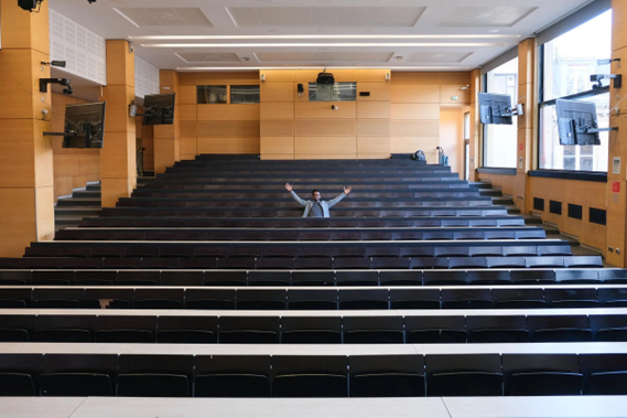 Faniel sentado em uma sala de aula vazia no campus da Sciences Po, no bairro de Saint-Germain-des-Pr&eacute;s, em Paris.