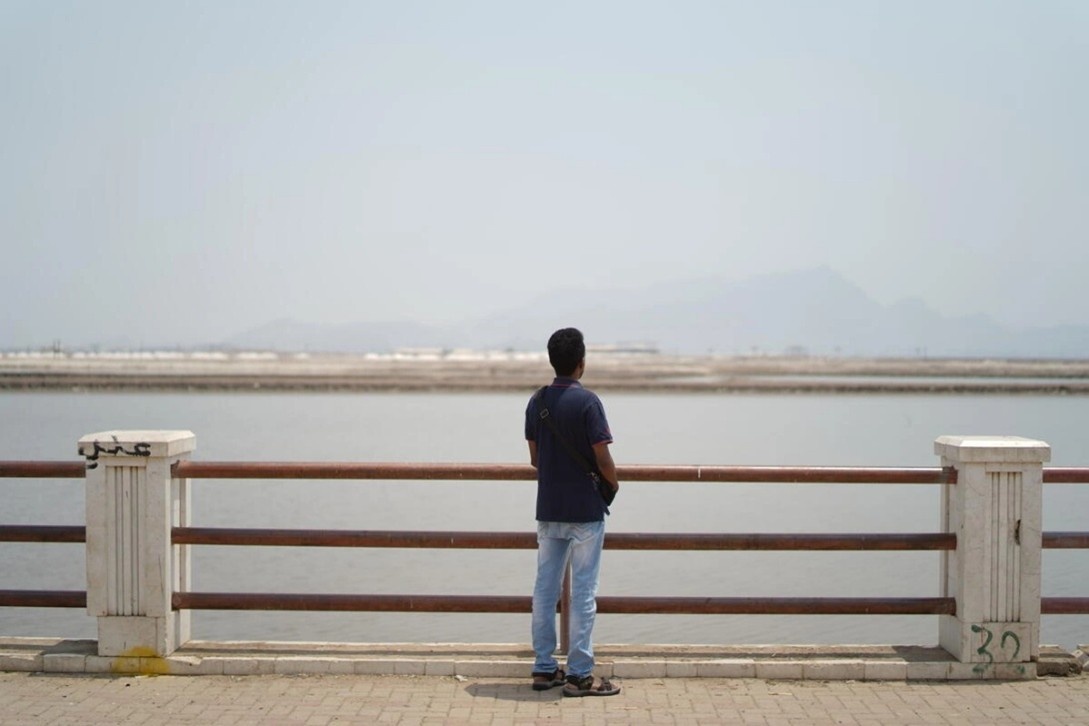 Faniel na cidade portu&aacute;ria iemenita de Aden, em setembro de 2025, antes de sua partida para Paris.