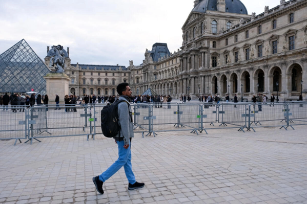 O Museu do Louvre est&aacute; entre os pontos tur&iacute;sticos de Paris que Faniel visitou em seus frequentes passeios pela cidade.