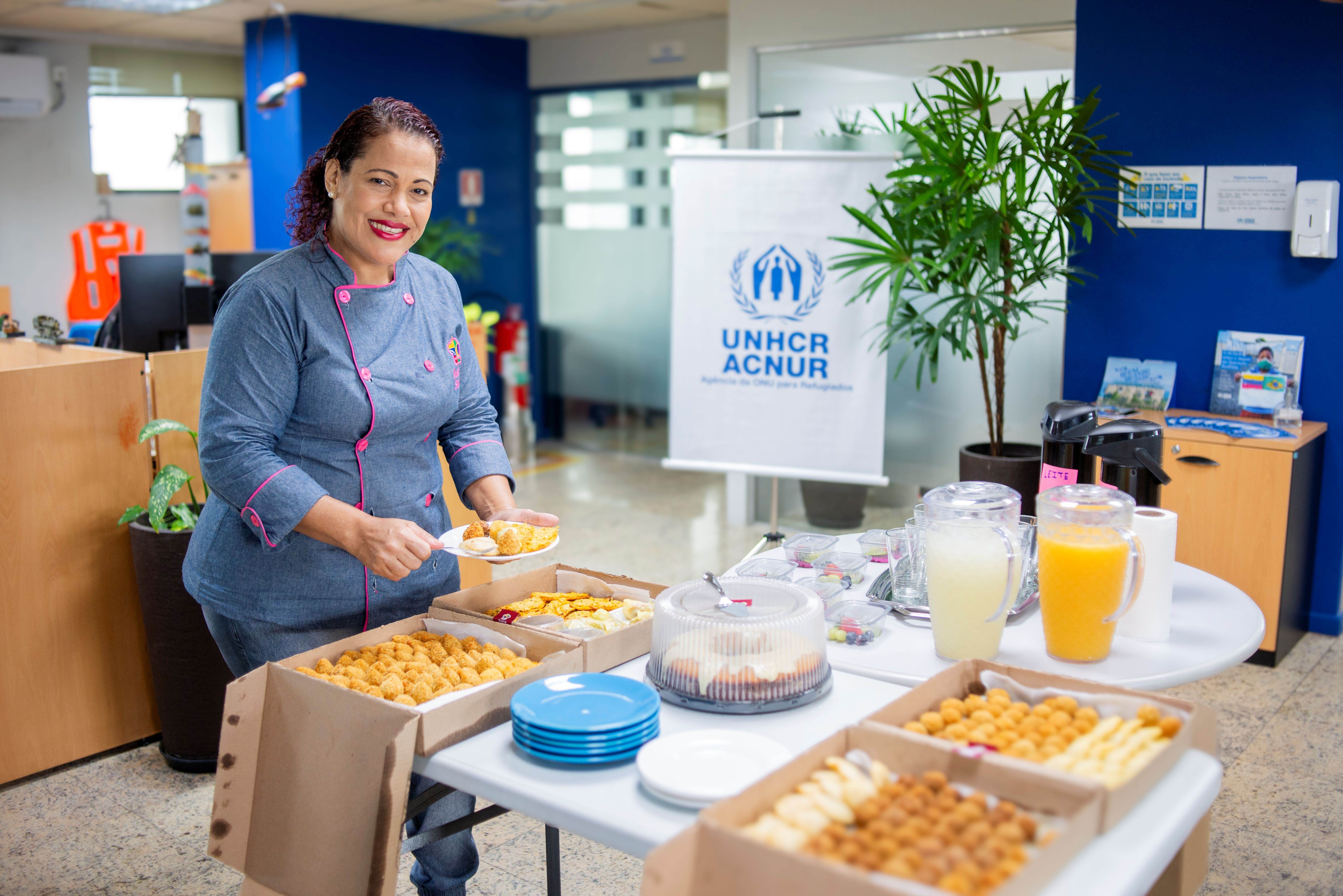 uffet corporativo com salgados artesanais, bolos e sucos naturais servido em evento institucional no escrit&oacute;rio, com parceria do ACNUR.