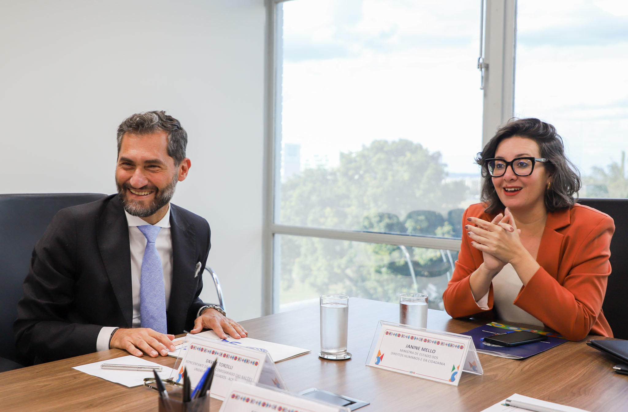 Reuni&atilde;o institucional em Bras&iacute;lia entre representante do ACNUR e ministra dos Direitos Humanos e Cidadania para fortalecer pol&iacute;ticas de prote&ccedil;&atilde;o a refugiados e direitos humanos no Brasil.