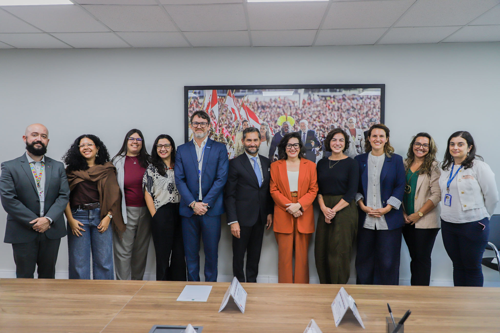 Equipe do ACNUR e parceiros governamentais reunidos em Bras&iacute;lia em encontro sobre coopera&ccedil;&atilde;o internacional, inclus&atilde;o e apoio a pessoas refugiadas e deslocadas no Brasil.