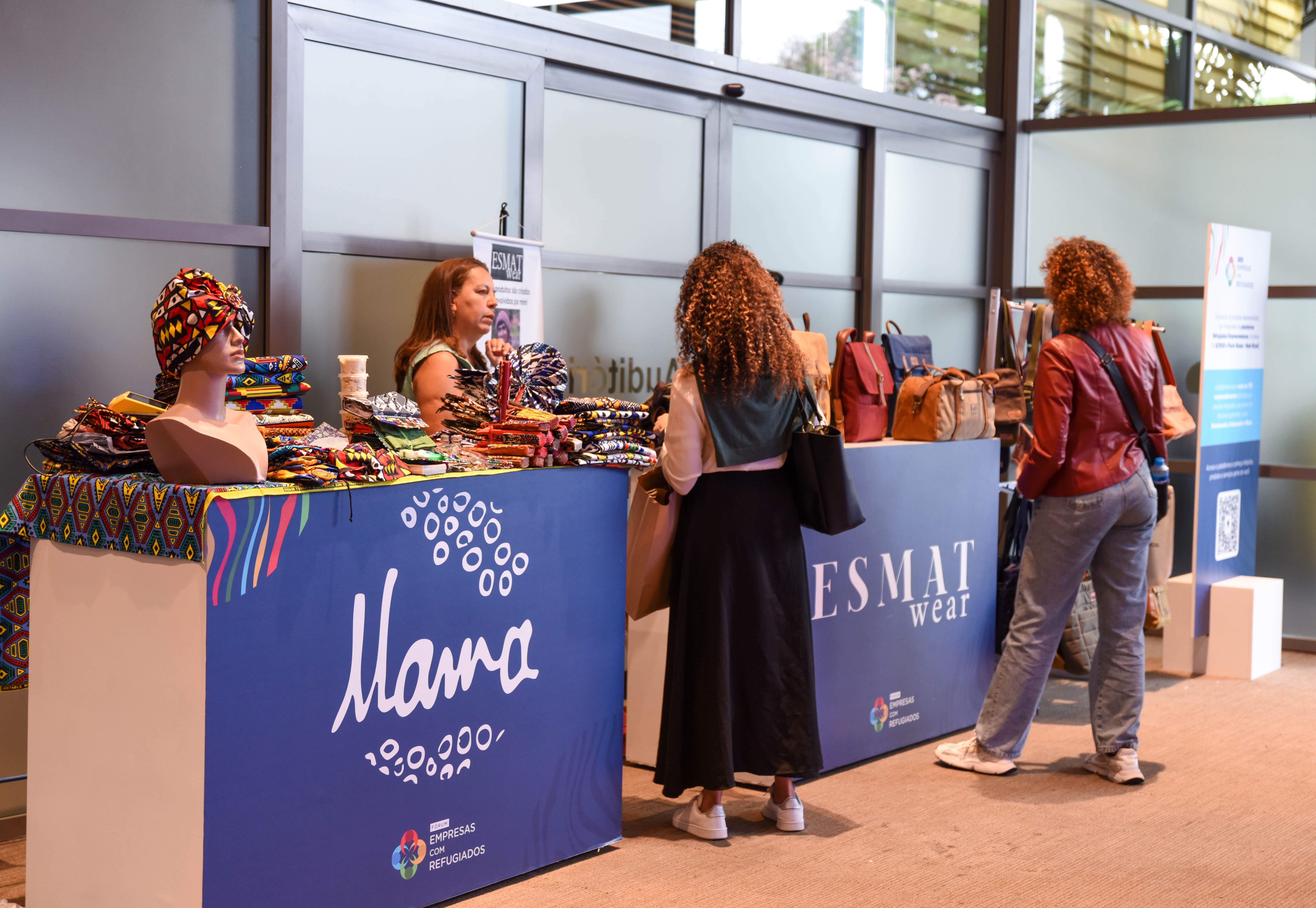Feira de pequenos neg&oacute;cios de pessoas refugiadas com exposi&ccedil;&atilde;o de bolsas e tecidos artesanais, iniciativa de inclus&atilde;o produtiva e neg&oacute;cios sociais no Encontro Anual do F&oacute;rum Empresas com Refugiados