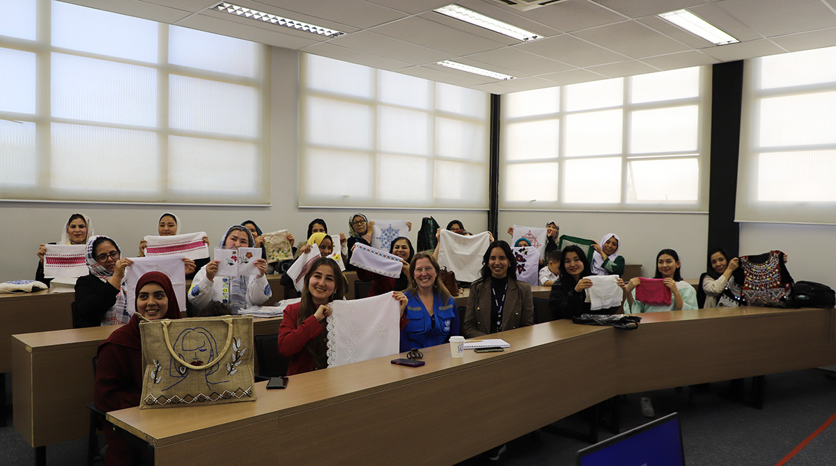 Mulheres afegãs mostram seus trabalhos de artesanato em aula de encerramento do curso de empreendedorismo