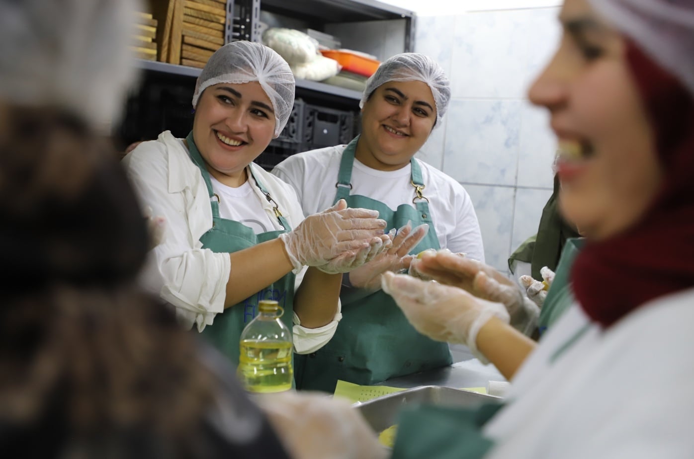 A afegã Bibi Naz Popal (à direita) planeja abrir um restaurante de comida típica