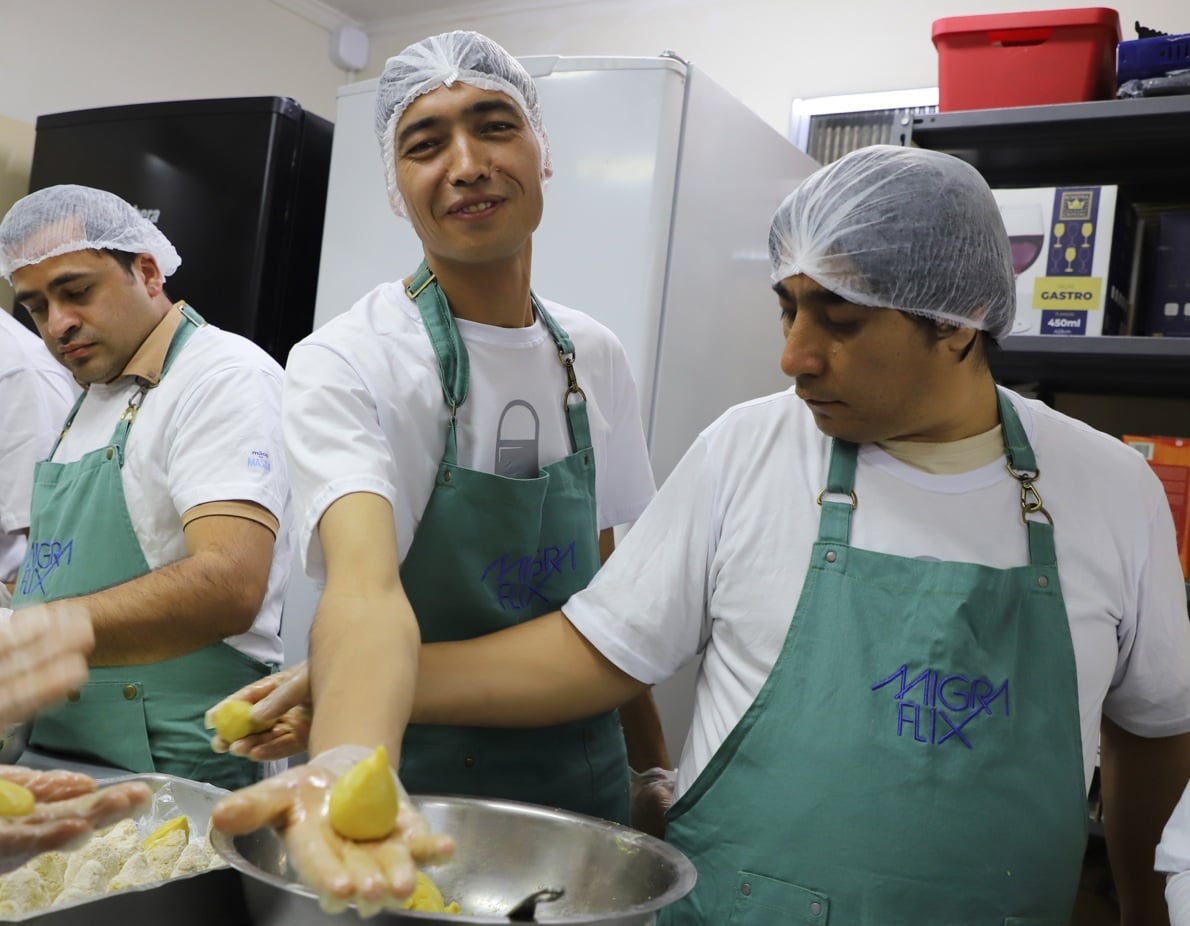 Mohammad Hesaby, que adotou o nome de Pedro, mostra coxinha que aprendeu a fazer durante o curso