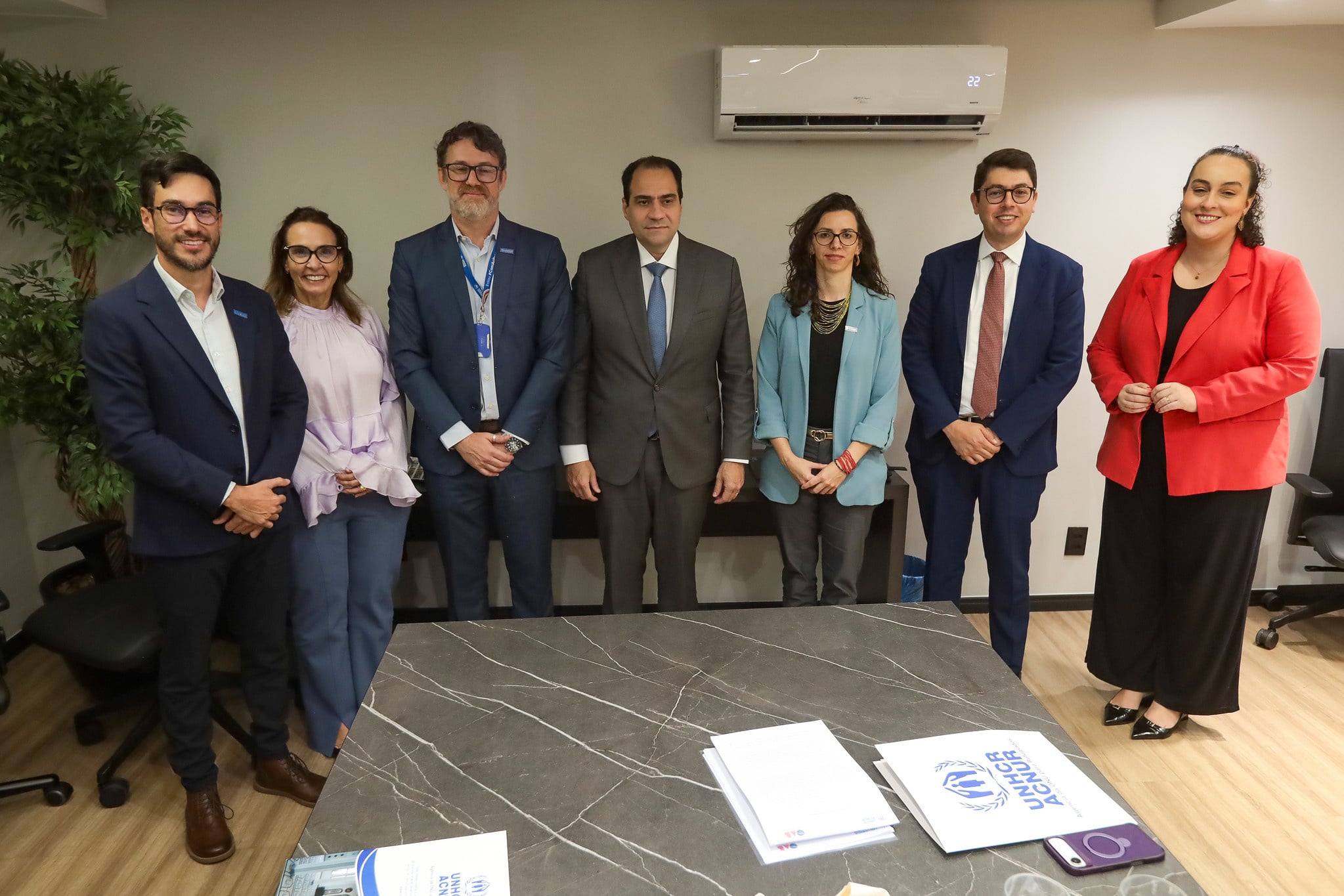 Equipe do ACNUR e representantes da OAB posam para foto ap&oacute;s encontro sobre coopera&ccedil;&atilde;o institucional e iniciativas voltadas &agrave; prote&ccedil;&atilde;o de pessoas refugiadas no Brasil.
