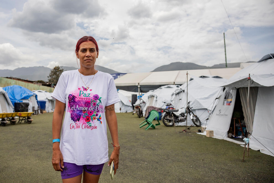 &ldquo;S&oacute; queremos que as pessoas n&atilde;o se esque&ccedil;am de n&oacute;s, n&atilde;o nos abandonem. Ainda estamos aqui, dando o nosso melhor para seguir em frente, nos mantendo firmes. Mesmo com muito pouco, continuamos ajudando as fam&iacute;lias que chegam necessitadas.&rdquo; Lorena Mijares, de 37 anos, vive em abrigo tempor&aacute;rio com sua fam&iacute;lia ap&oacute;s a destrui&ccedil;&atilde;o de sua casa pelos terremotos.