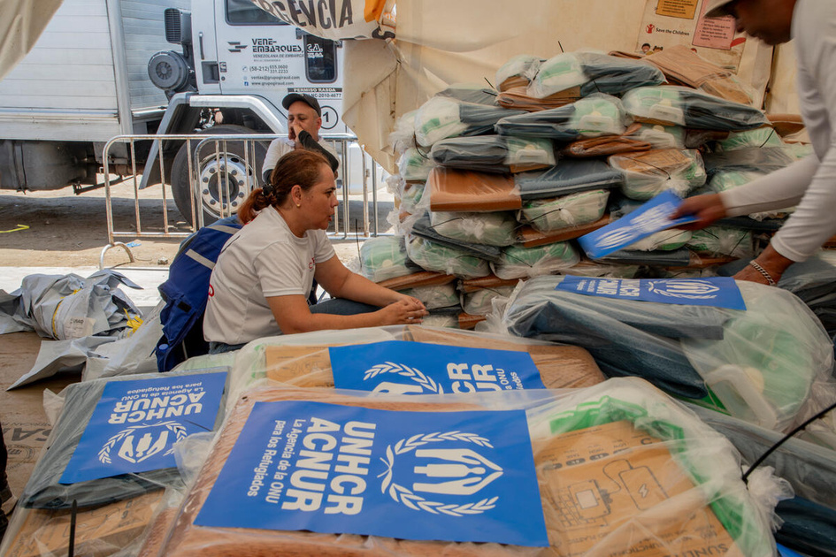 O ACNUR entrega gal&otilde;es de &aacute;gua, mosquiteiros, colchonetes e l&acirc;mpadas solares para sobreviventes do terremoto que vivem no abrigo tempor&aacute;rio de Mare Abajo e em seus arredores, em La Guaira.
