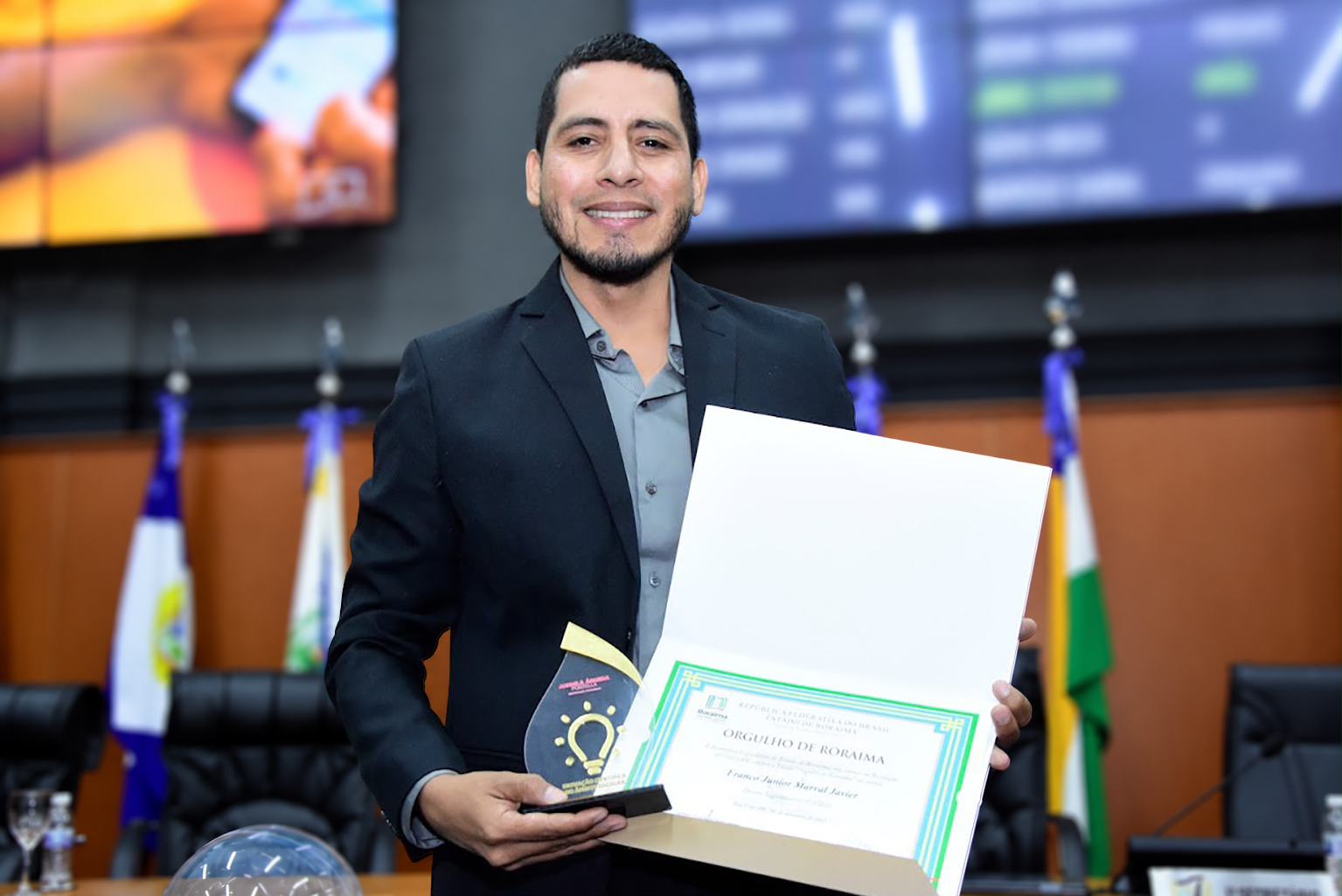 Franco segura diploma de homenagem da Assembleia Legislativa de Roraima