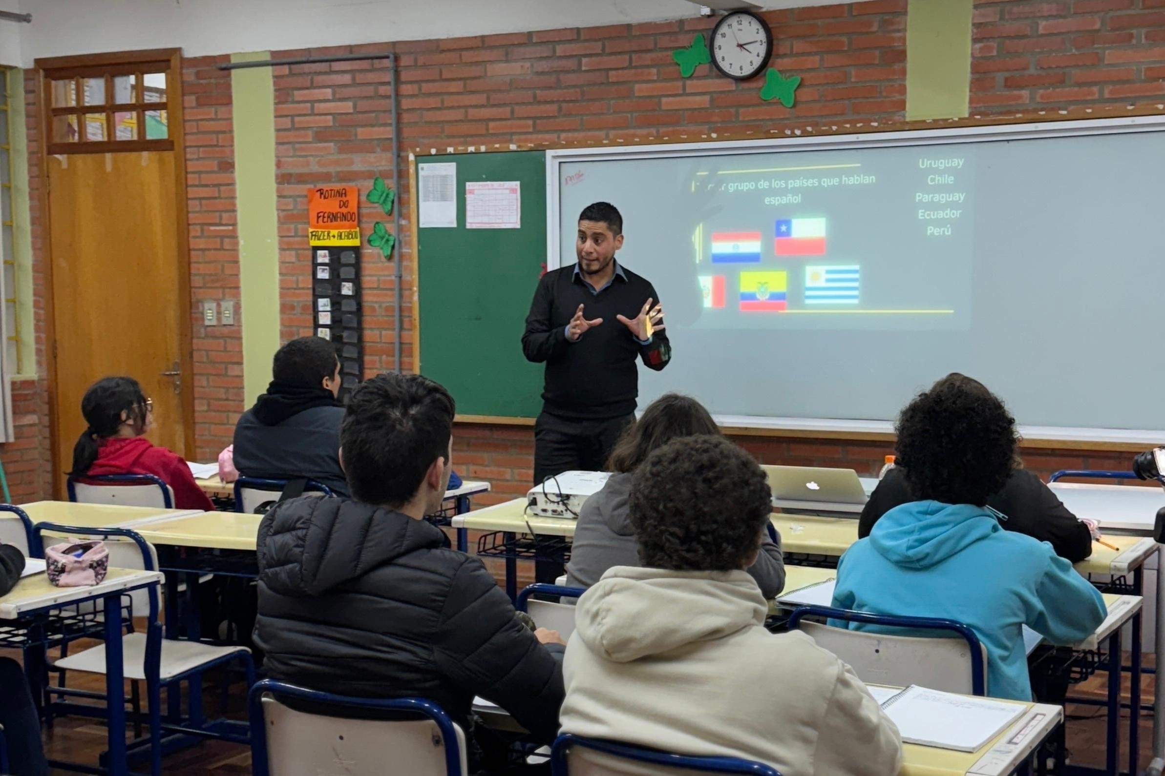Franco em sala de aula com alunos nas carteiras