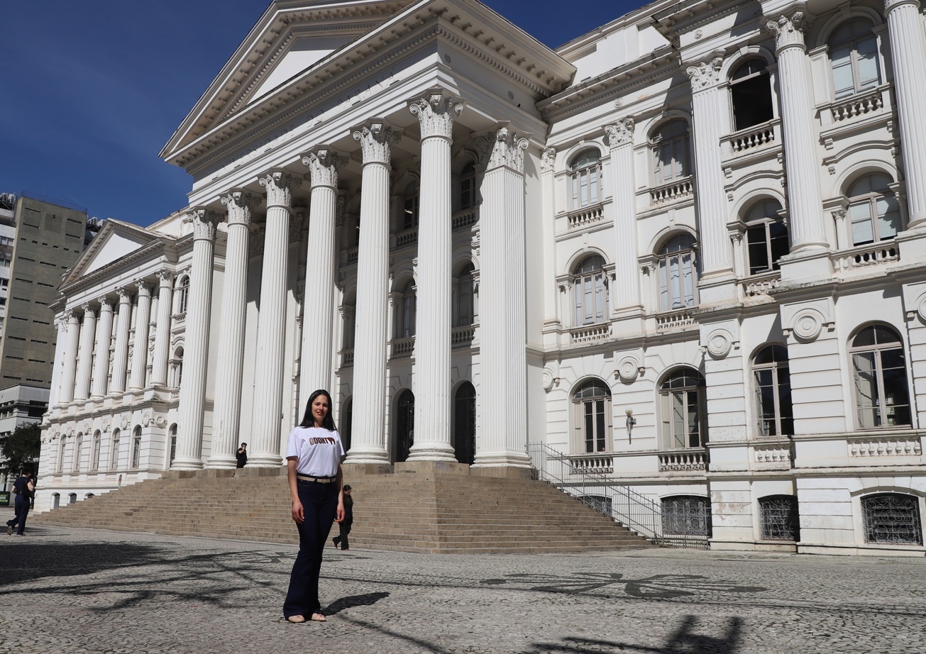 A cubana Maria Julia encontrou na UFPR a possibilidade de revalidar no Brasil o diploma de Odontologia
