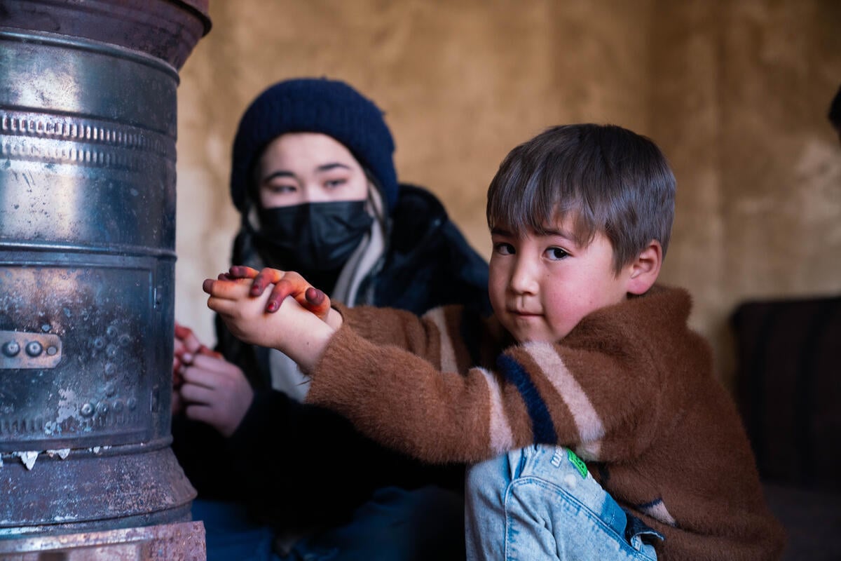 Hadi, de 5 anos, agora vive com sua família em uma moradia permanente construída pelo ACNUR na província de Bamyan, no Afeganistão. Protegida do frio intenso do inverno, a casa oferece segurança, estabilidade e um lugar digno para crescer, brincar e reconstruir o futuro
