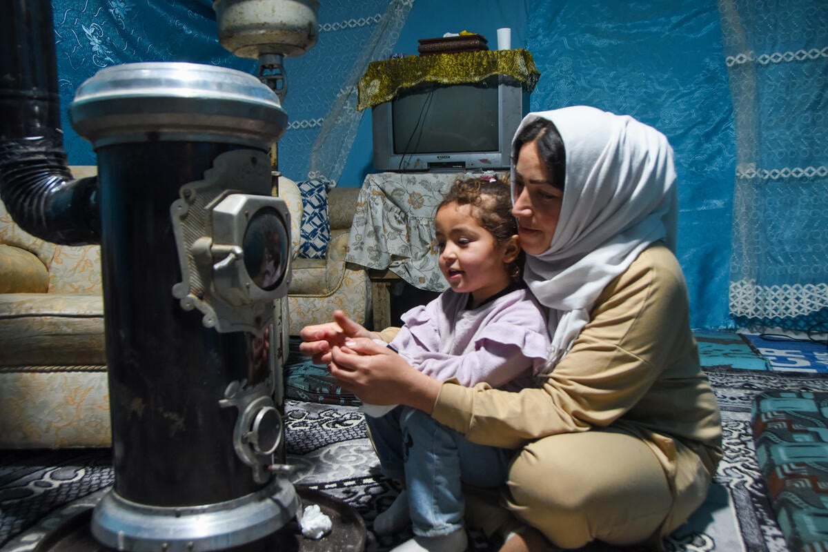 Khadija, mãe de três filhos e refugiada síria no Vale do Bekaa, no Líbano, enfrenta o inverno em um assentamento informal enquanto lida com problemas de saúde e dificuldades econômicas. Com o apoio do ACNUR, sua família consegue acessar aquecimento, alimentos, medicamentos e outros itens essenciais para atravessar os meses mais frios com mais segurança e dignidade.