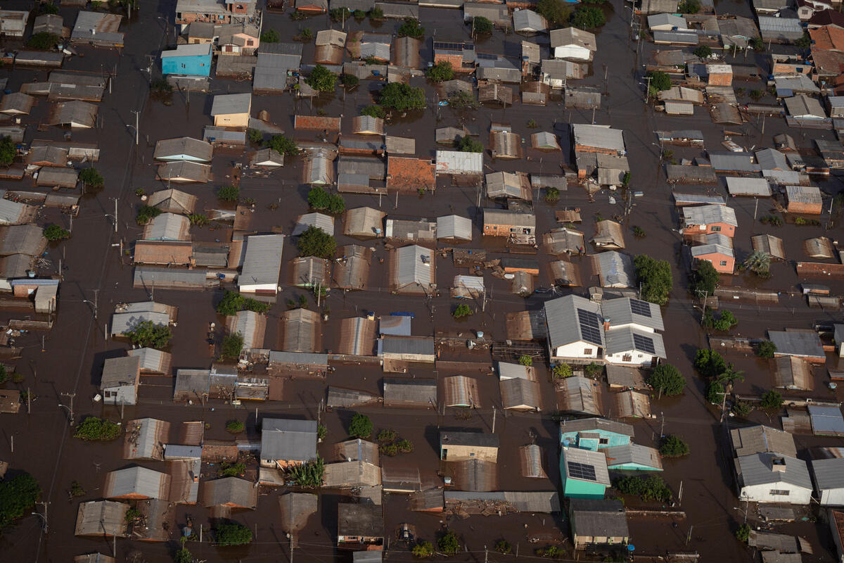 Vista aérea do bairro alagado de Canoas, região metropolitana de Porto Alegre. Níveis históricos de fortes chuvas causaram a inundação do Lago Guaíba, com 5,35 metros de altura. Mais de 1 milhão de pessoas foram afetadas no Rio Grande do Sul, das quais 35 mil são refugiados que vivem em áreas afetadas pelas enchentes. Foto: ACNUR/Daniel Marenco.