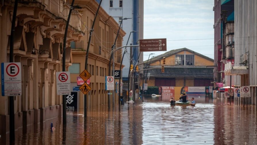 Ação de resgate é realizada no centro histórico da cidade de Porto Alegre, tomado pelas águas da inundação. Foto: ACNUR/Eduardo Aigner