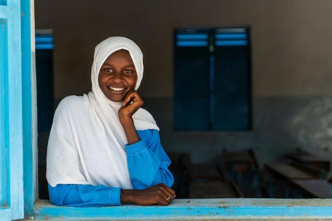 A refugiada sudanesa Hawa Ahmat Adam, de 18 anos, em sua escola de ensino médio no campo de refugiados de Farchana, no leste do Chade