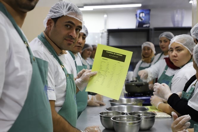 Curso voltado para gastronomia está sendo oferecido para 12 mulheres e oito homens afegãos refugiados no Brasil