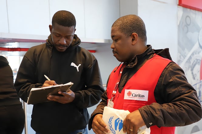 haitiano Jude Sam Mondesir trabalha como agente de Ação Social na Cáritas Arquidiocesana de São Paulo e tem auxiliado as equipes na recepção dos voos