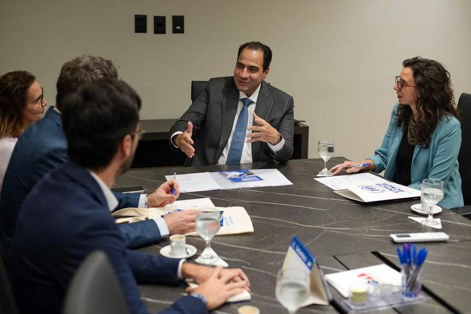 Representantes do ACNUR e da OAB participam de reunião durante a assinatura de memorando de entendimento para ampliar o acesso à proteção e aos direitos de pessoas refugiadas.