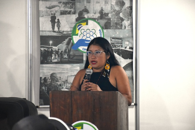 Representante indígena Taurepang discursa durante cerimônia de reconhecimento da condição de refugiado para integrantes de comunidades indígenas venezuelanas em Pacaraima, Roraima.