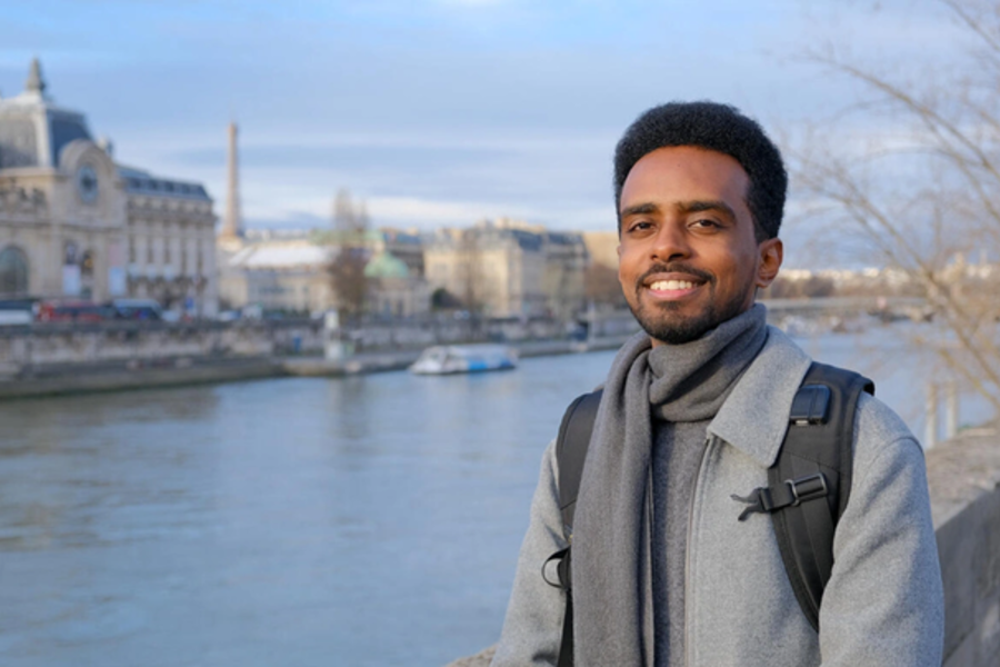 Faniel, um refugiado eritreu de 29 anos, nascido e criado em Sana'a, no Iêmen, às margens do Rio Sena, em Paris, França.