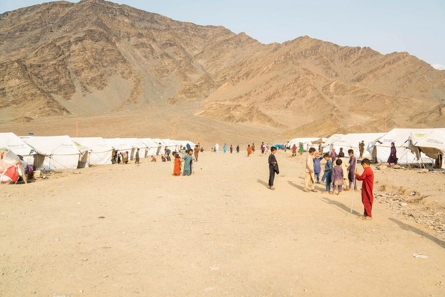 Famílias afegãs que retornaram recentemente vivem em tendas perto da passagem de fronteira de Torkham com o Paquistão.