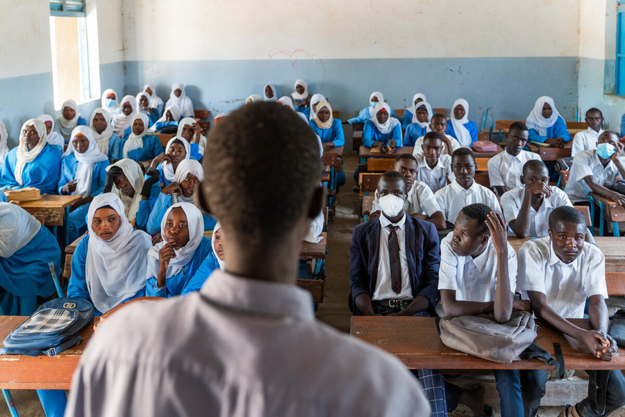 Estudantes sudaneses refugiados frequentam aulas de ensino médio no campo de refugiados de Farchana, no leste do Chade. 