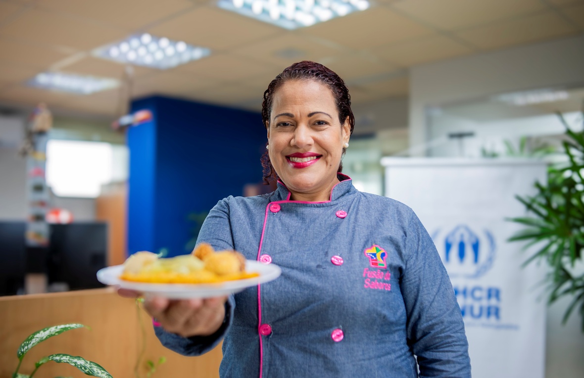 Serviço de buffet Fusão de Sabores apresentando salgados artesanais em evento corporativo, com atendimento profissional e personalizado.