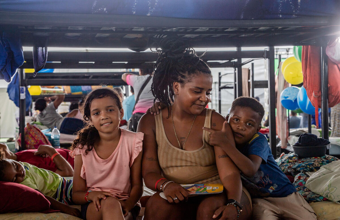 Yolimar Carrión é fotografada com dois filhos em abrigo provisório na Venezuela