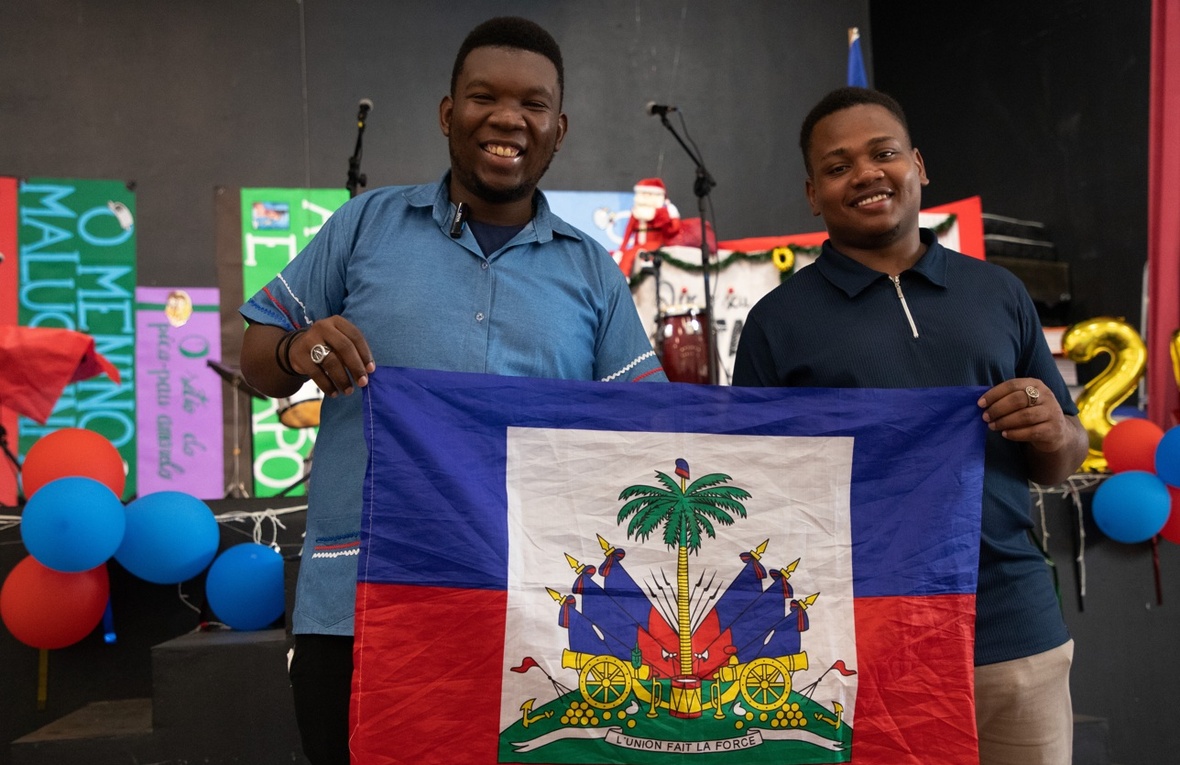 Haitianos mostram bandeira do Haiti em dia de celebração da independência do país