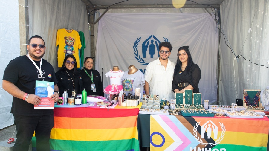 Refugiadas empreendedoras em tenda facilitada pelo ACNUR durante a Feira Cultural da Diversidade, em São Paulo