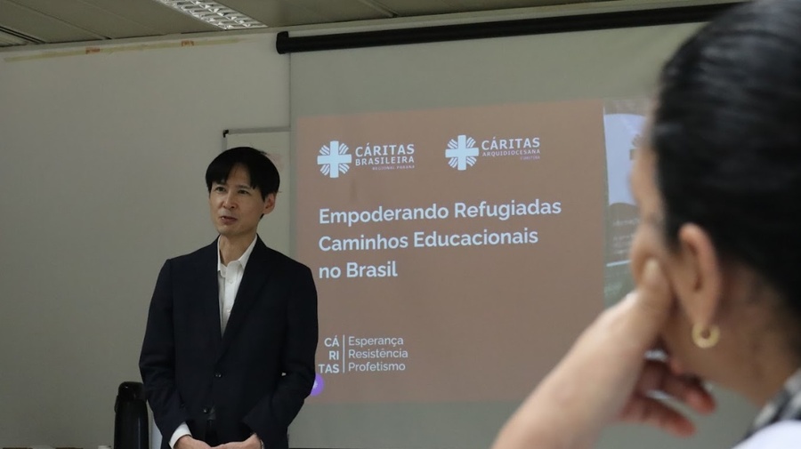 Cônsul-geral adjunto do Japão em Curitiba, Rei Oiwa, em conversa com alunas do Empoderando Refugiadas