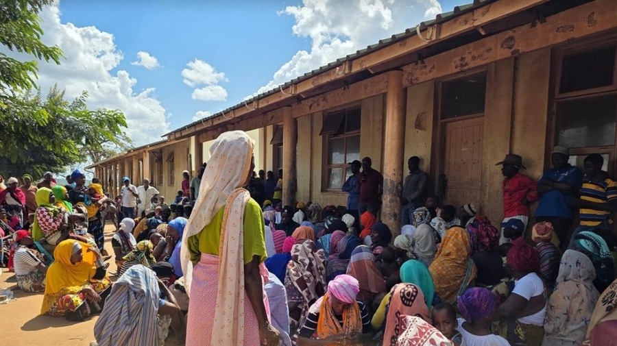 Famílias recém-deslocadas do norte de Cabo Delgado aguardam para receber assistência em uma escola no distrito de Macomia, em 1º de outubro.