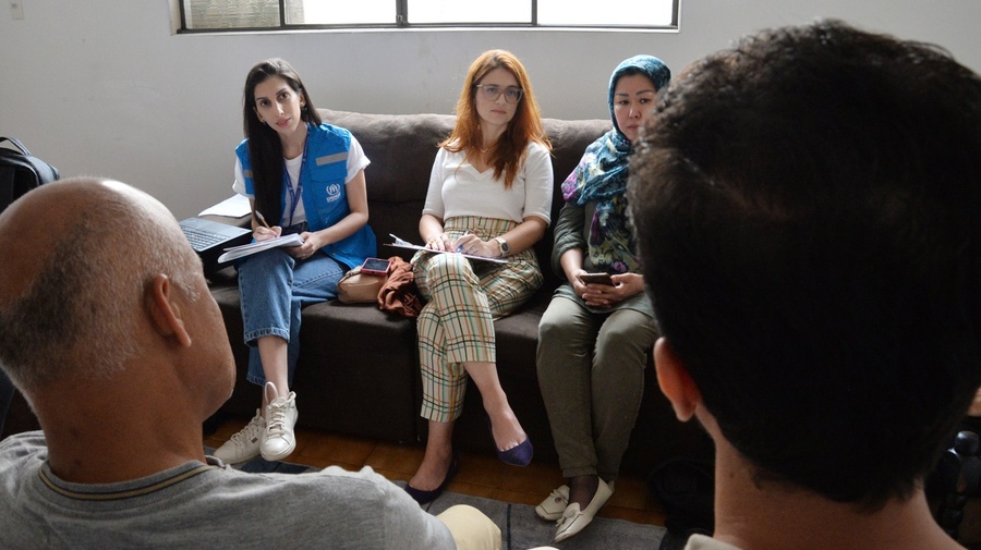 Equipe de visita conta com acompanhamento de mediadora cultural, a fim de garantir a melhor comunicação para as entrevistas