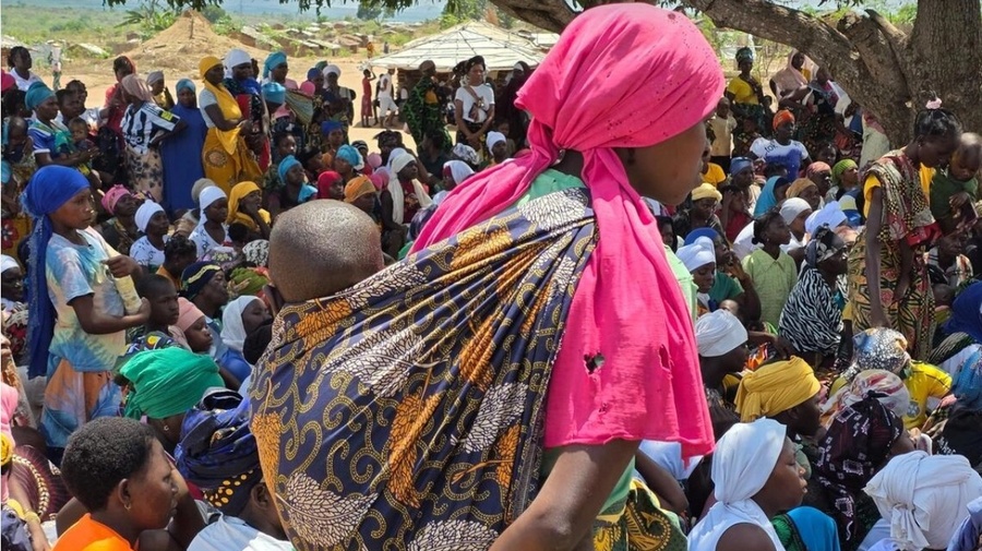 Famílias recém-deslocadas se reúnem ao ar livre no distrito de Erati, na província de Nampula, no norte de Moçambique, após fugirem da recente onda de violência