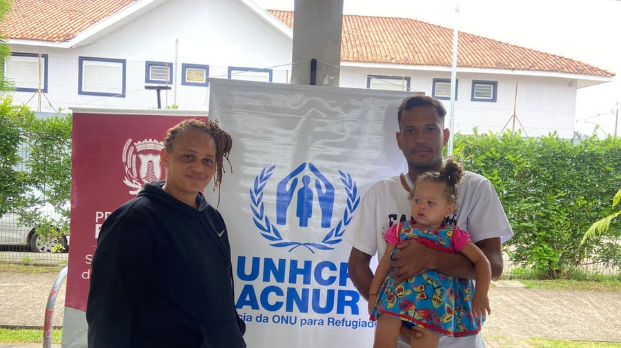 O casal venezuelano Guirros e Ronni, com a filha Mia, atendidos no mutirão de documentação em Piraquara (PR)