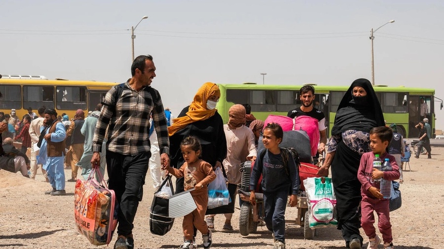 Família afegã retorna do Irã após atravessar a fronteira de Islam Qala, na província de Herat, no Afeganistão, em julho de 2025