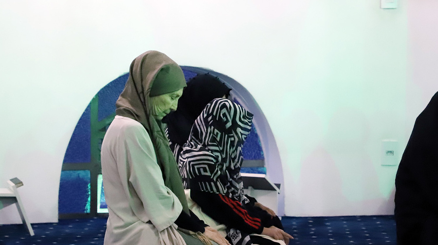 Durante o mês do Ramadã, a quebra do jejum, ao anoitecer, é precedida de orações
