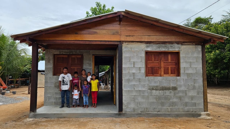 Casa construída com família na frente
