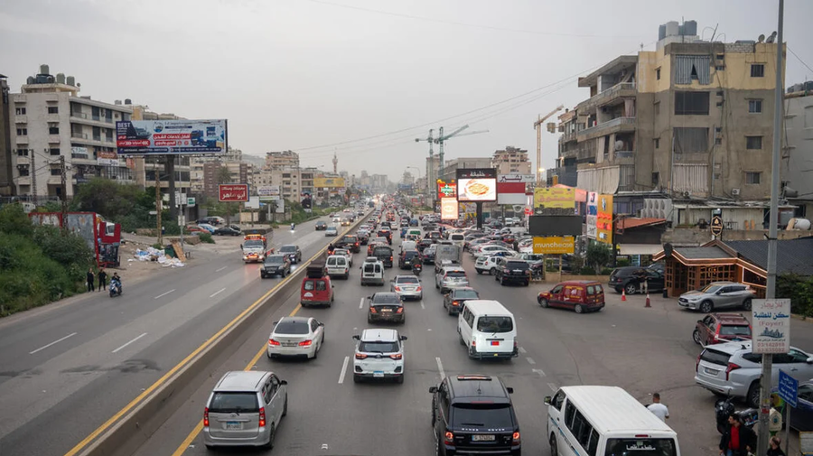 Veículos seguem em direção ao sul da cidade de Sidon, no sul do Líbano, em 17 de abril, dia do anúncio de um cessar-fogo.
