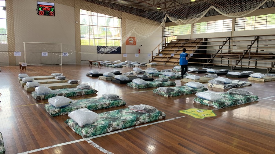 Equipe do ACNUR em no abrigo emergencial montado durante a ação em Bento Gonçalves (RS)