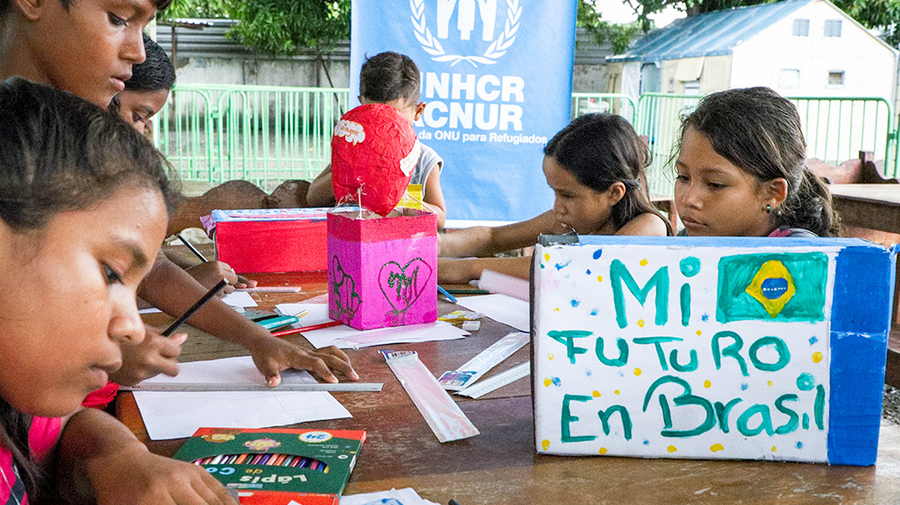 Crianças venezuelanas refugiadas no Brasil fazem desenhos